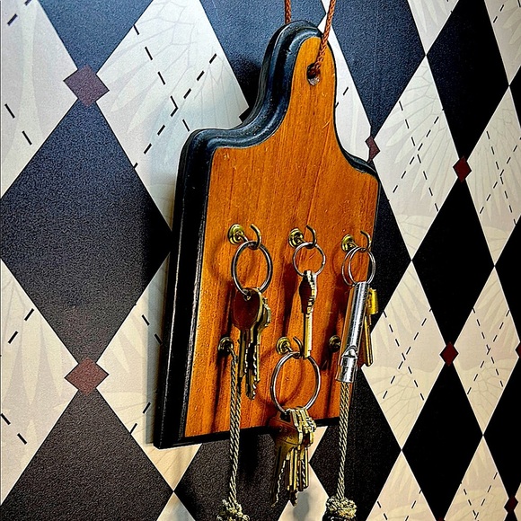 Vintage Elegant Wooden Wall-Mounted Key Holder | Gold-Tone Hooks | Classic Charm - Picture 5 of 10